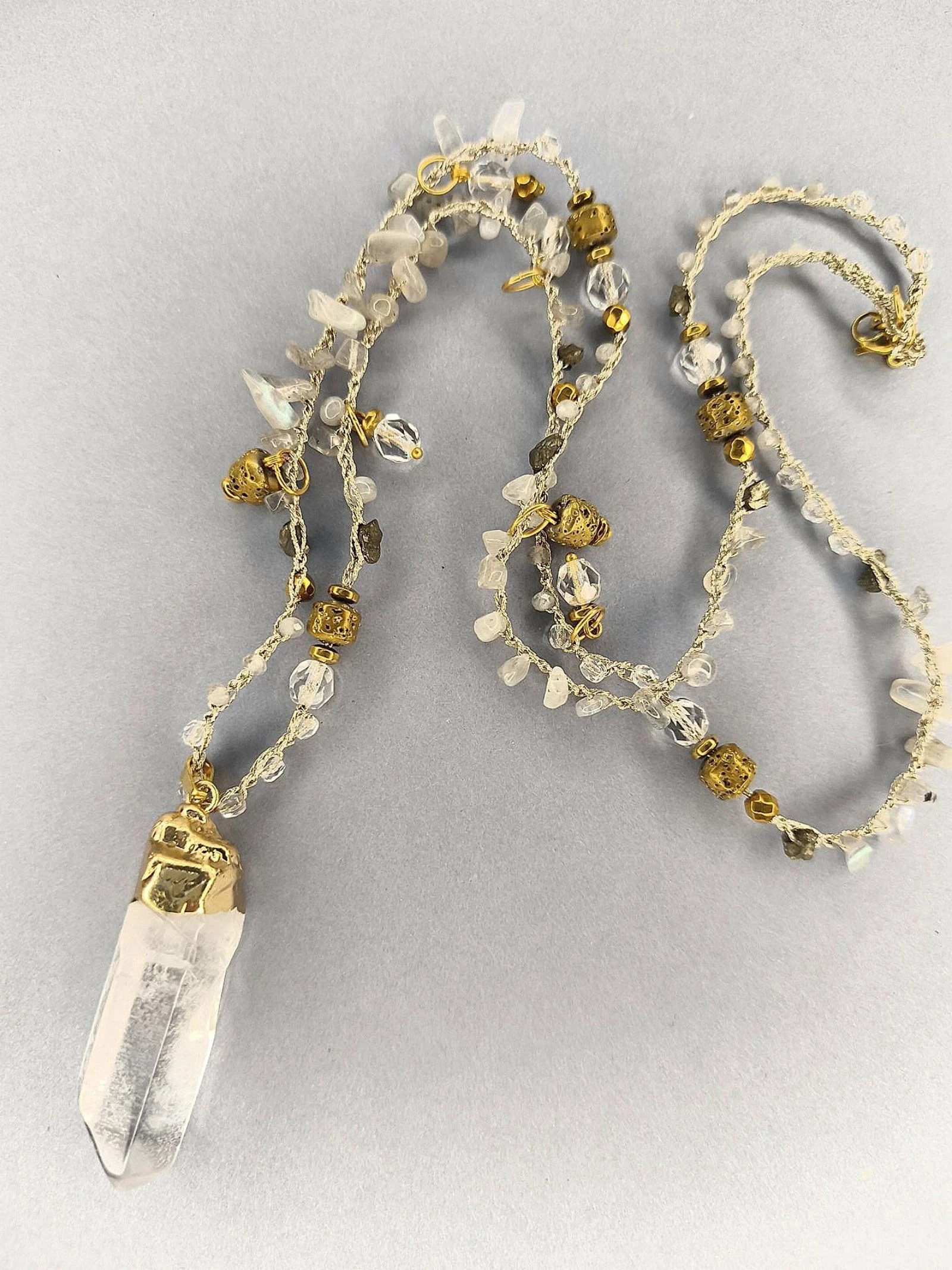Collier long crocheté avec quartz 